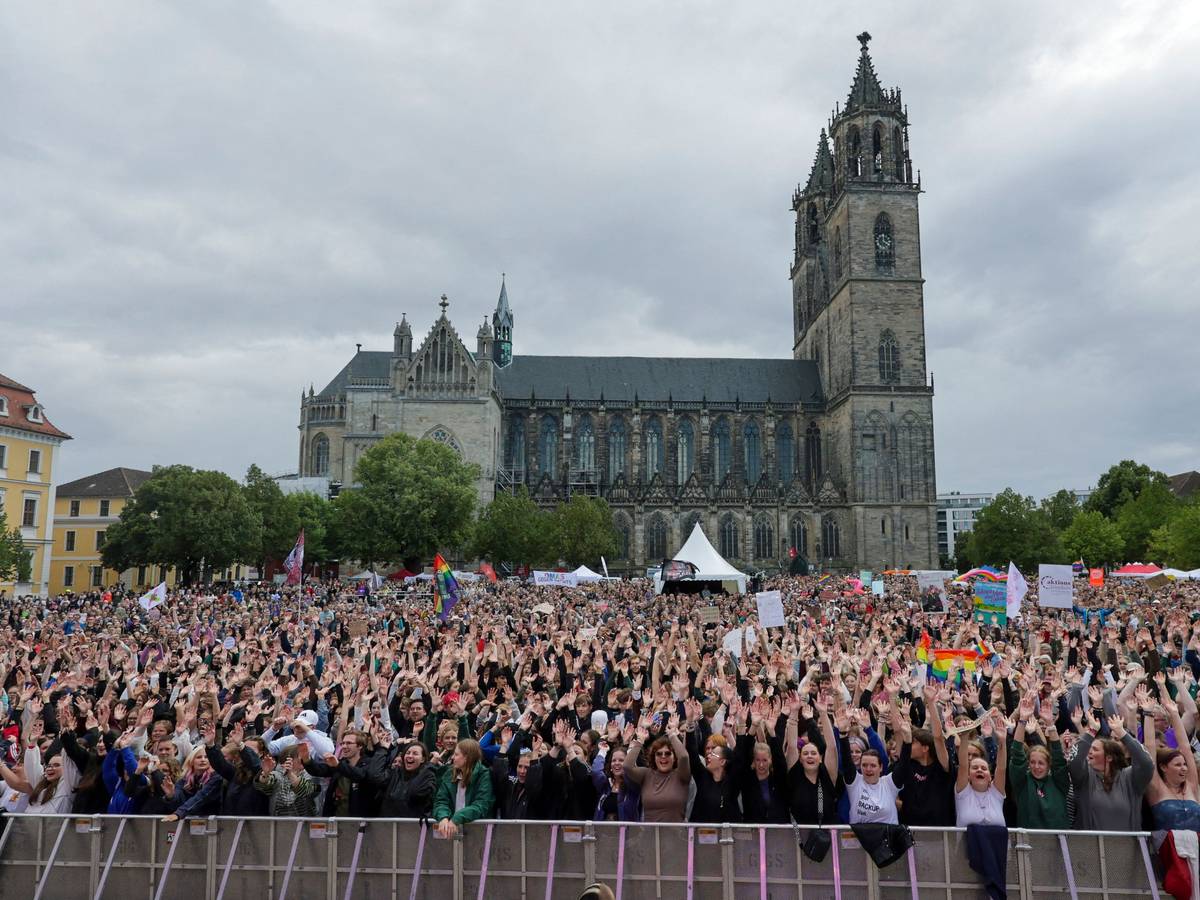 Tausende Gäste des Demokratiefestivals jubeln auf dem Domplatz. Einen Tag vor der Landtagswahl findet hier ein Demokratiefestival des Bündnisses „Sachsen-Anhalt. Weltoffen“ unter dem Motto „Vielfältig. Demokratisch. Solidarisch. - Wir haben die Wahl.“ statt.