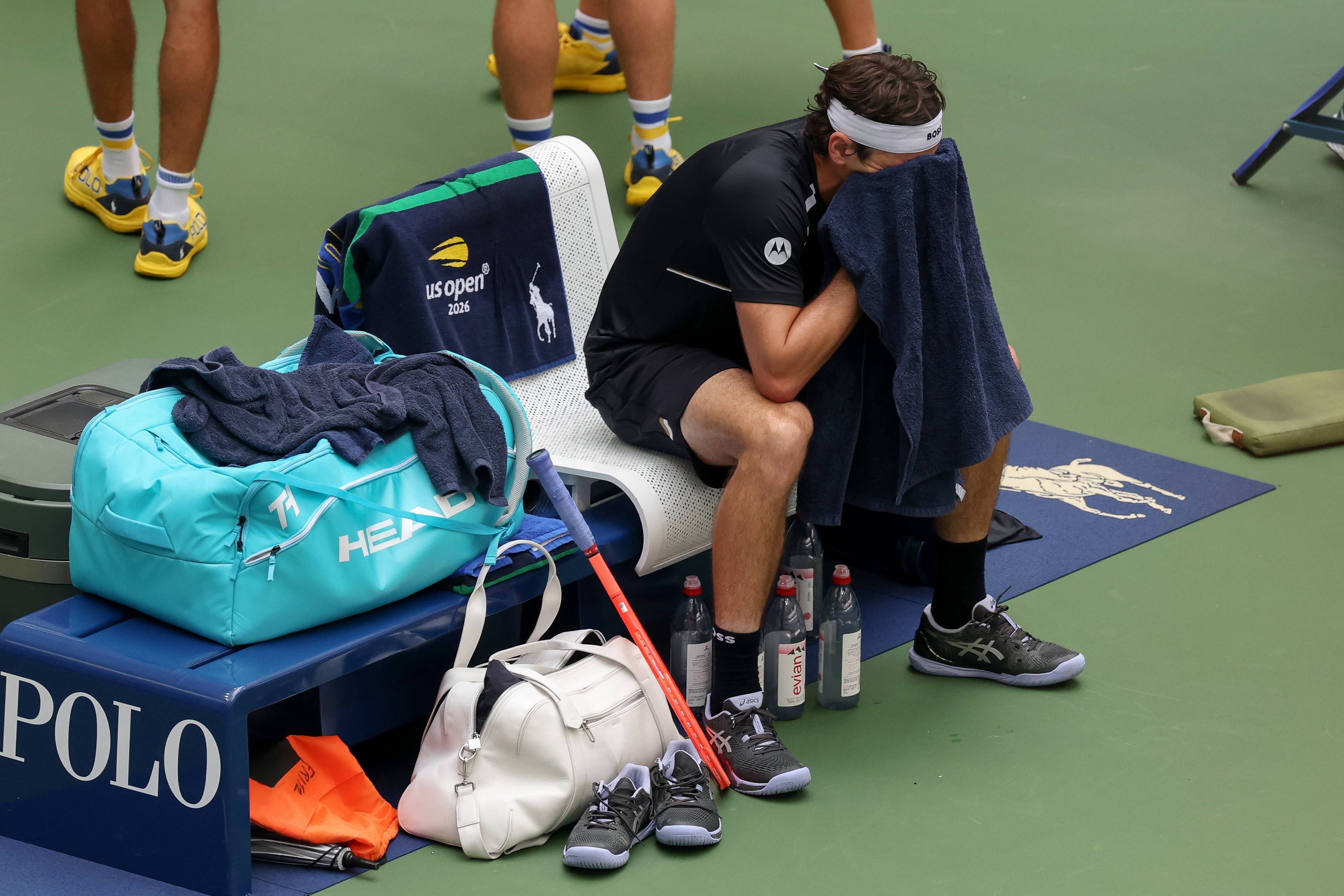 Taylor Fritz sitzt enttäuscht auf der Bank.
