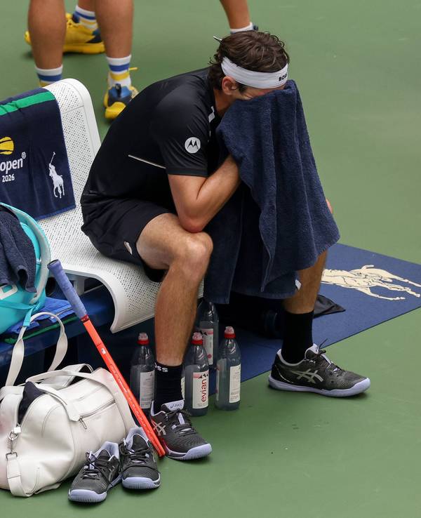 Taylor Fritz sitzt enttäuscht auf der Bank.