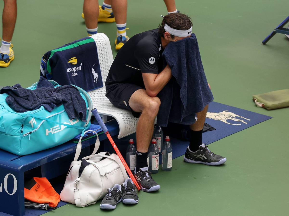 Taylor Fritz sitzt enttäuscht auf der Bank.
