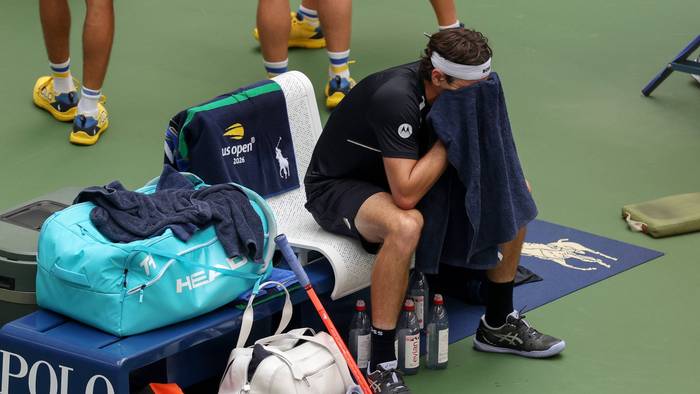 Taylor Fritz sitzt enttäuscht auf der Bank.