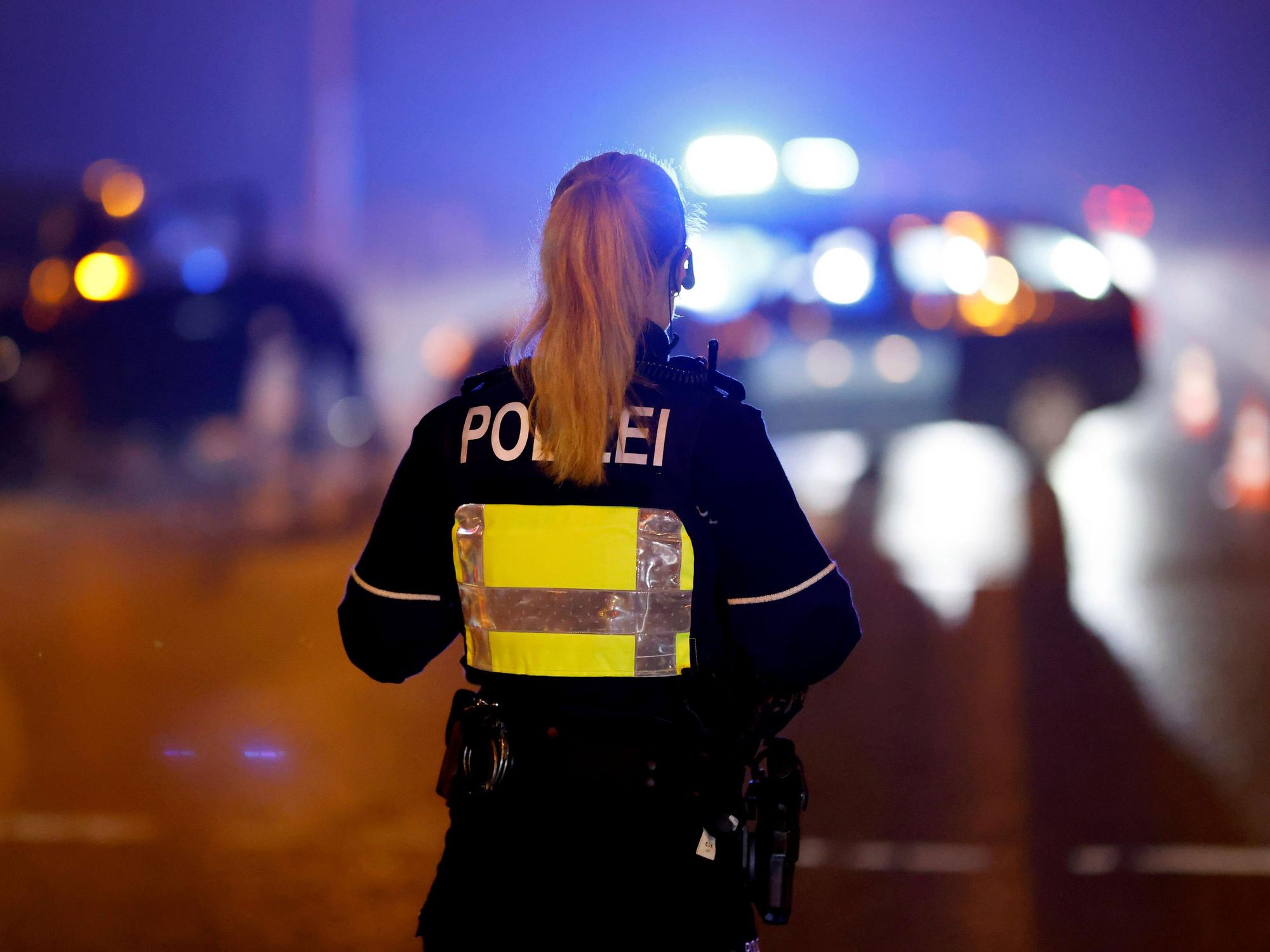 Ein Polizistin an einem Unfallort (Symbolfoto)