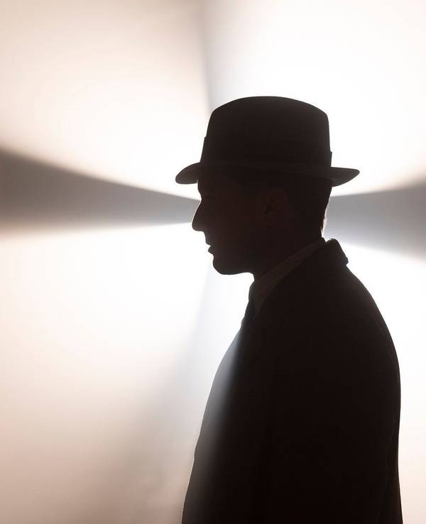 Basierend auf den Romanbestsellern von Volker Kutscher erzählt „Babylon Berlin“ die Geschichte des Kommissars Gereon Rath (Volker Bruch). Nun geht die Serie nach fünf Staffeln in der ARD Mediathek zu Ende. (Bild: Frédéric Batier/X Filme Creative Pool/ARD Degeto Film/SWR/WDR/Radio Bremen/Beta Film)