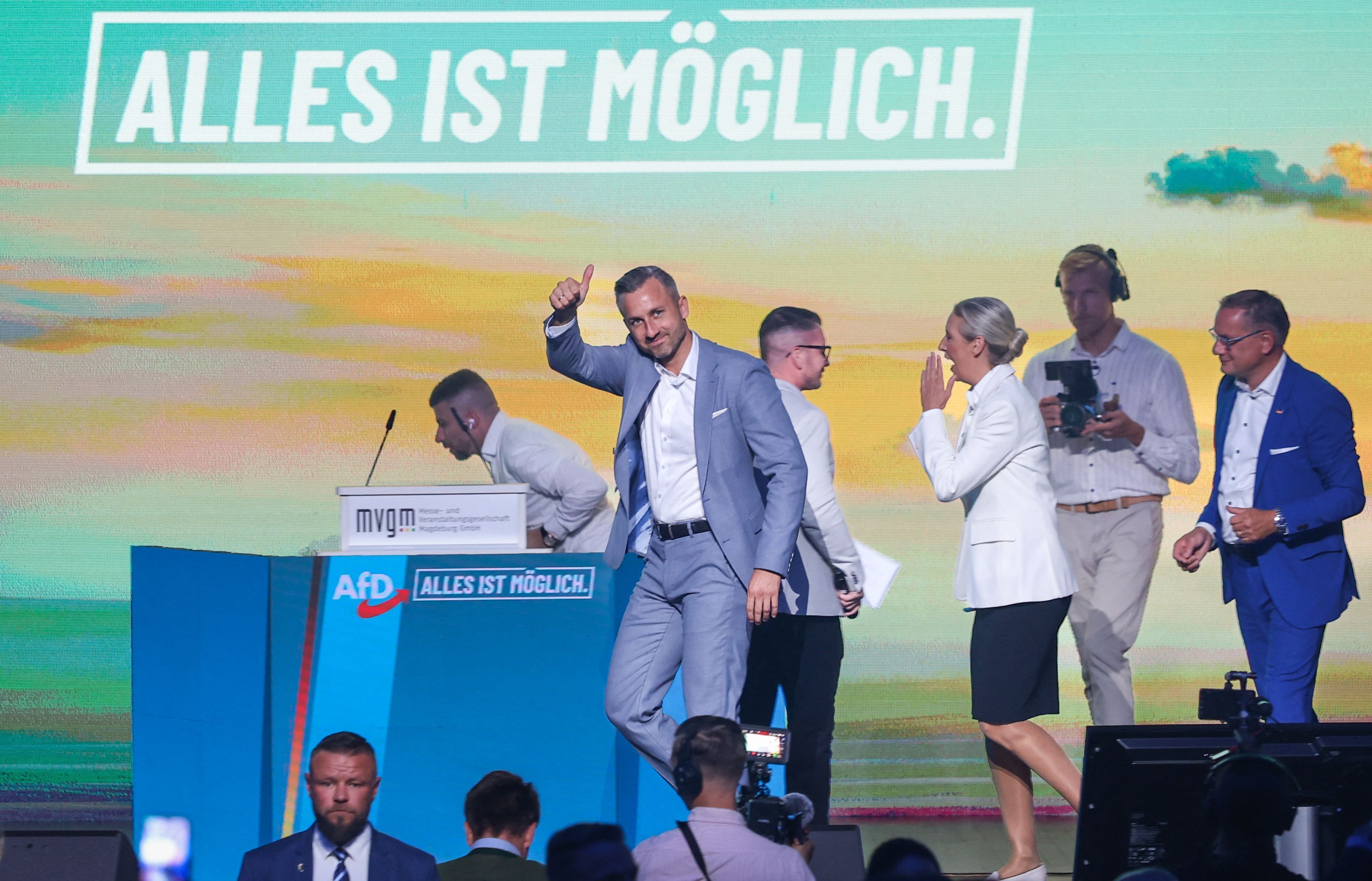 Ulrich Siegmund, AfD-Spitzenkandidat bei der Landtagswahl in Sachsen-Anhalt, betritt die Bühne der Wahlkampfveranstaltung in Magdeburg.