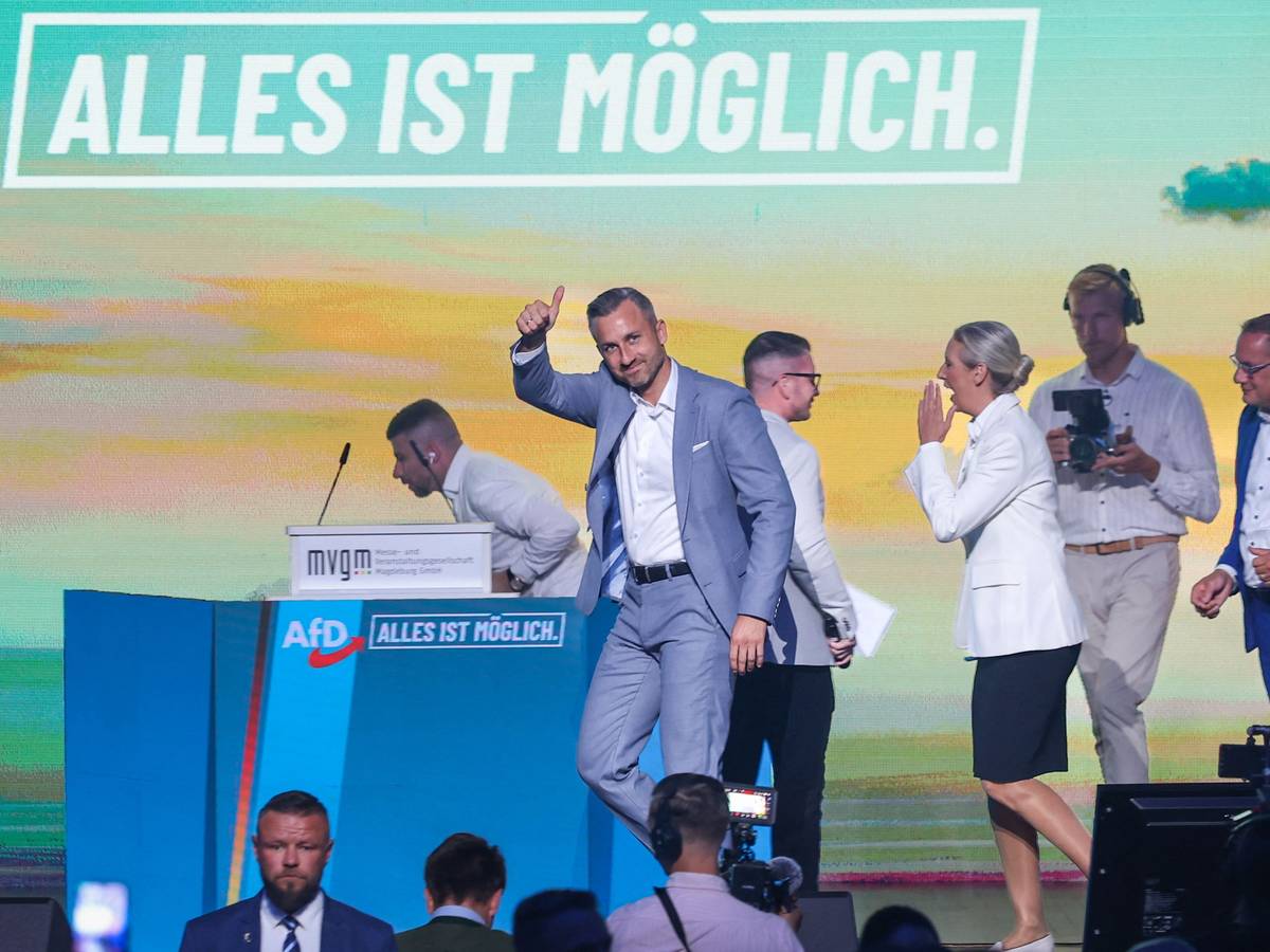Ulrich Siegmund, AfD-Spitzenkandidat bei der Landtagswahl in Sachsen-Anhalt, betritt die Bühne der Wahlkampfveranstaltung in Magdeburg.
