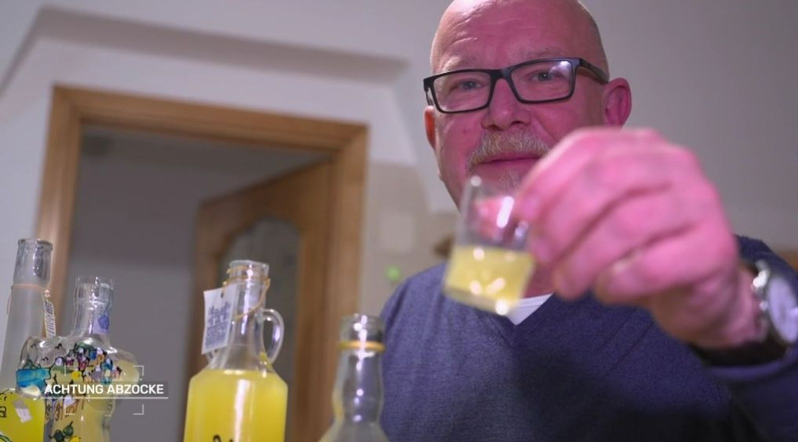 Bei der Limoncello-Verkostung schwelgt Peter Giesel plötzlich in Erinnerungen. (Bild: Joyn)
