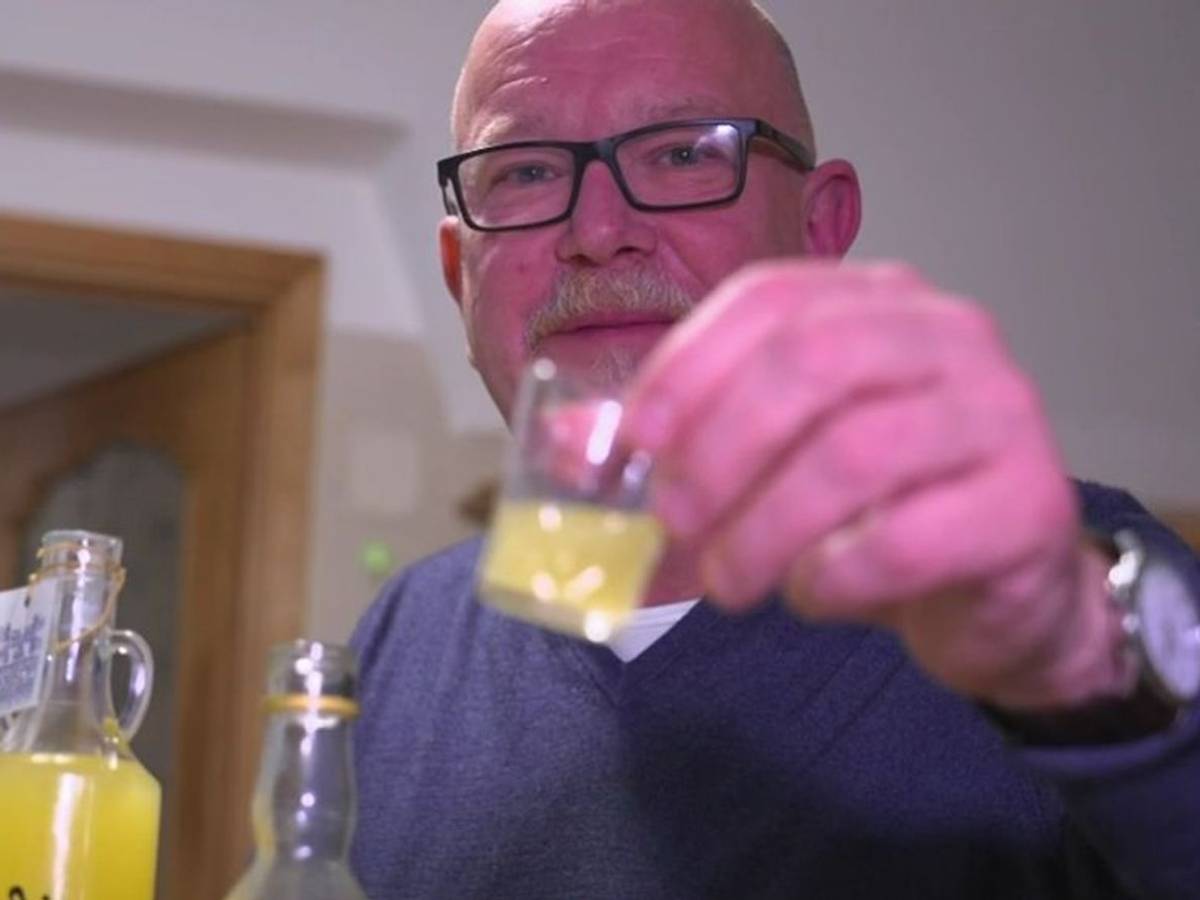 Bei der Limoncello-Verkostung schwelgt Peter Giesel plötzlich in Erinnerungen. (Bild: Joyn)