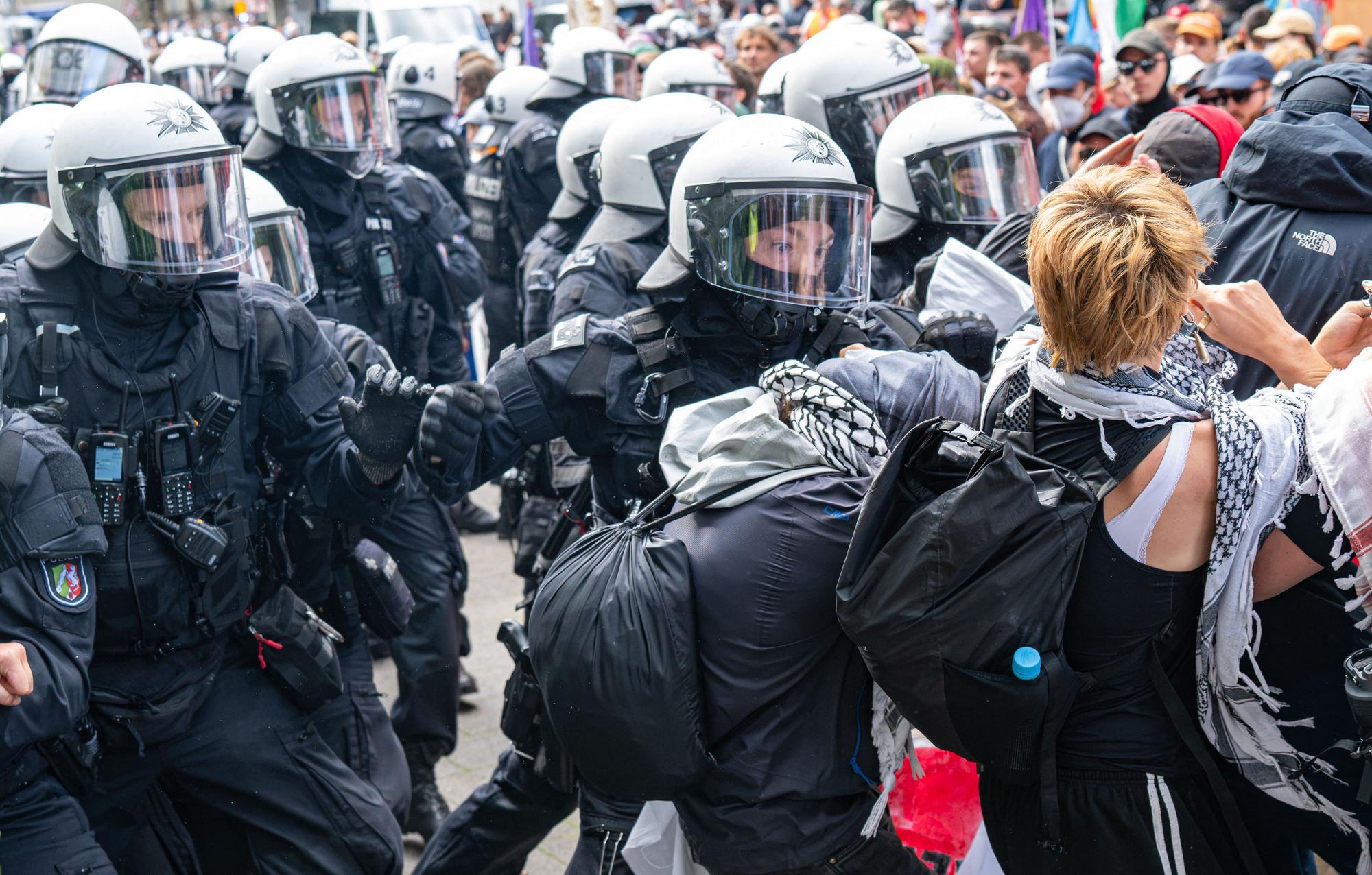 Bei der Abschlussdemonstration rangeln Polizisten mit Teilnehmern der Demo