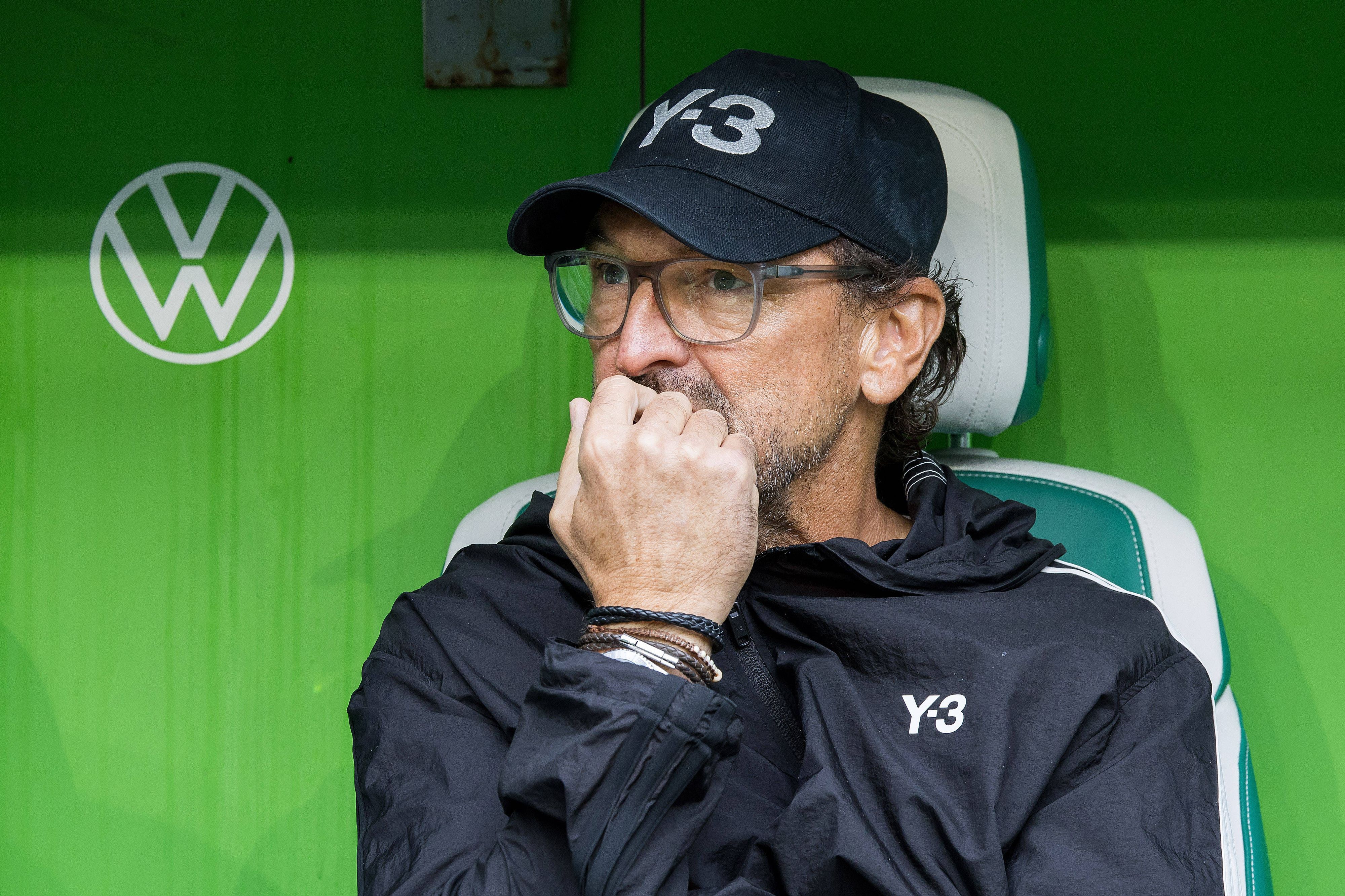 Pele Wollitz sitzt nachdenklich auf der Trainerbank.