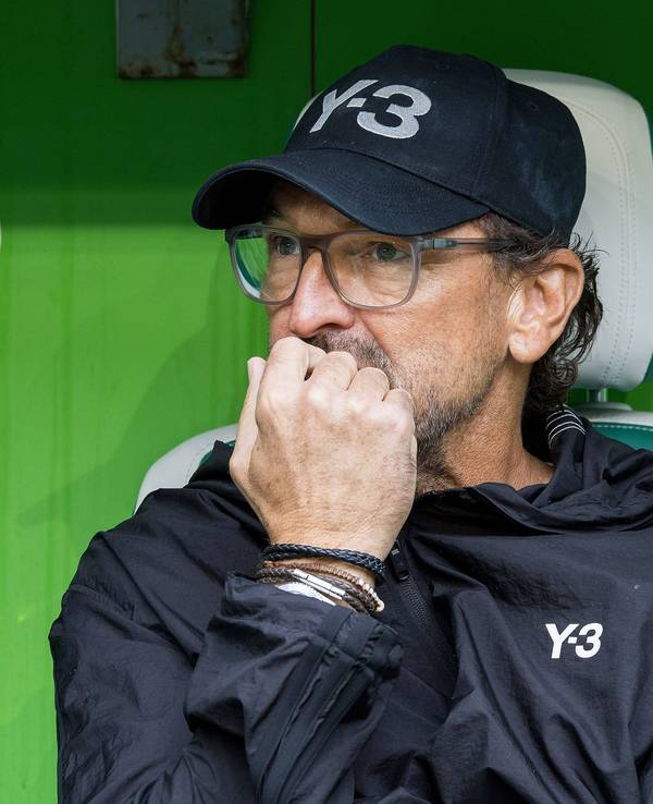 Pele Wollitz sitzt nachdenklich auf der Trainerbank.