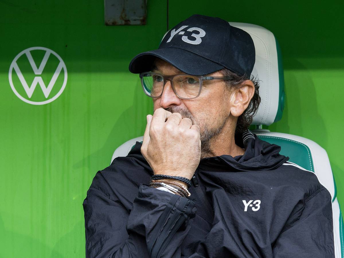 Pele Wollitz sitzt nachdenklich auf der Trainerbank.