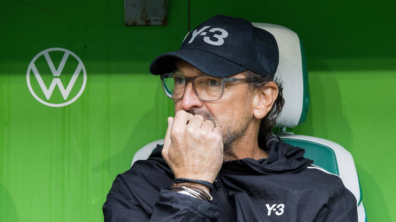 Pele Wollitz sitzt nachdenklich auf der Trainerbank.