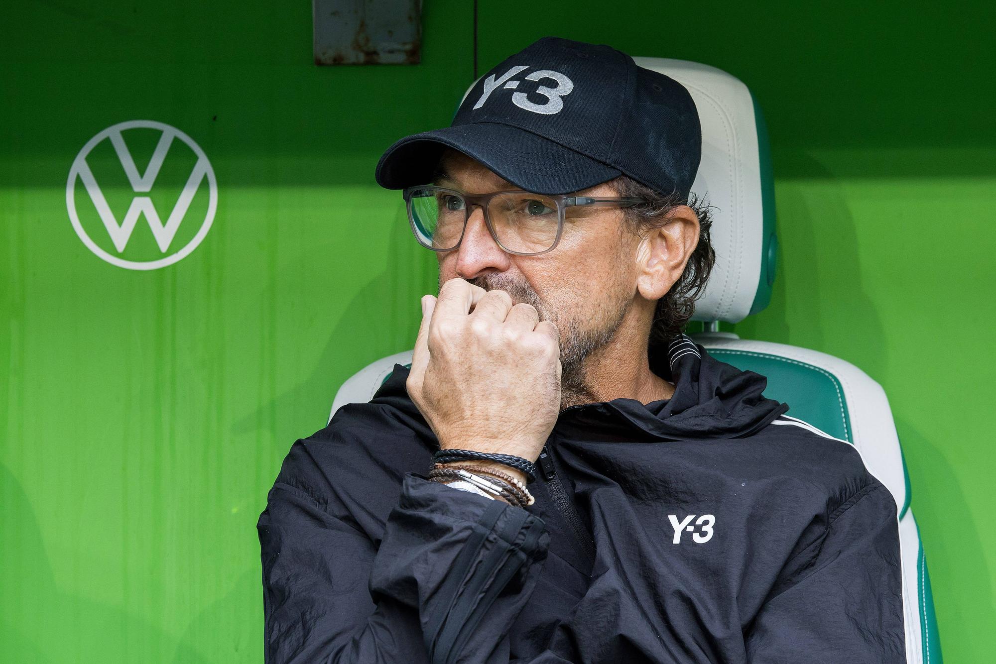Pele Wollitz sitzt nachdenklich auf der Trainerbank.