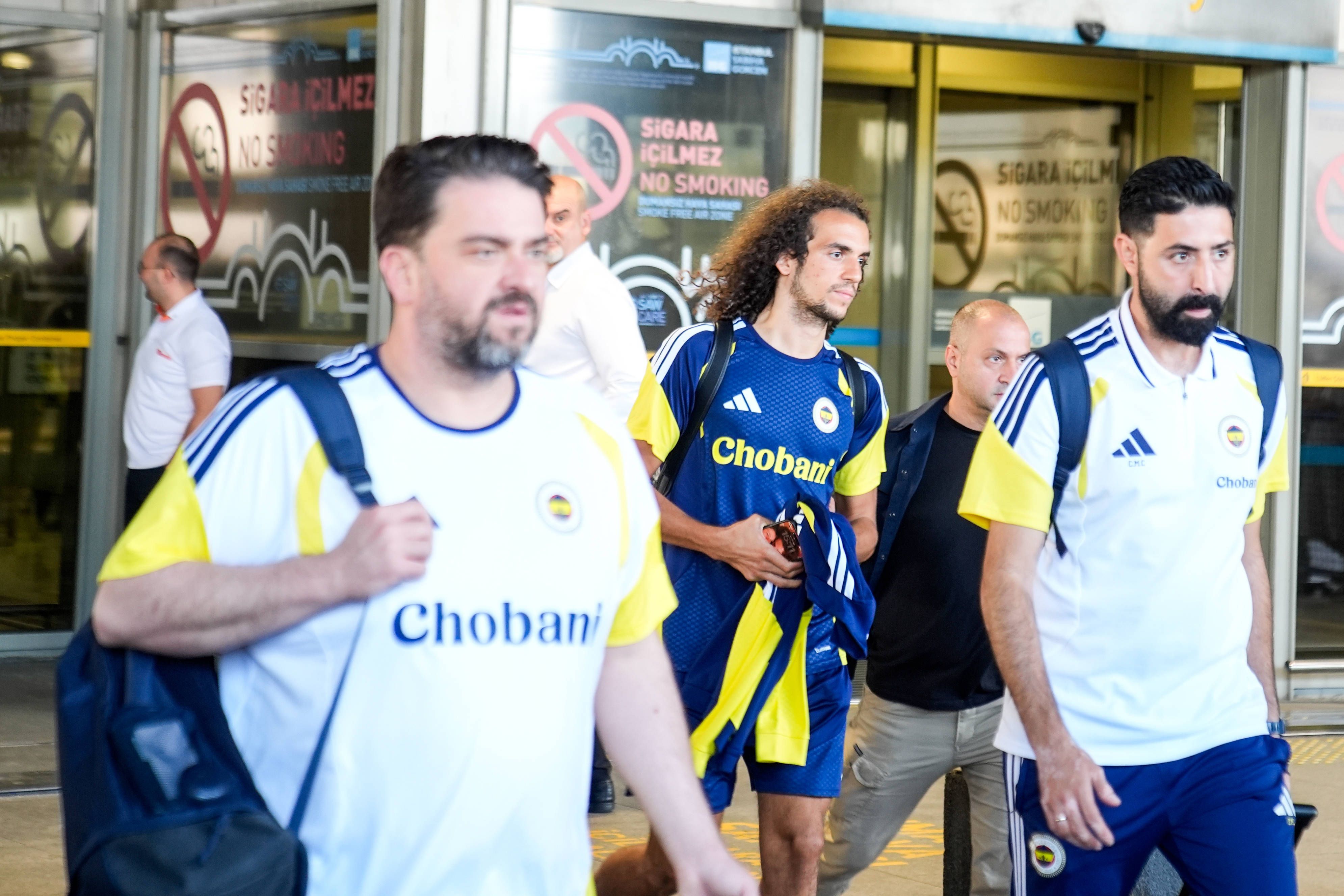 Der Reisetross von Fenerbahce Istanbul kommt nach der Qualifikation zur Champions League am Flughafen an.