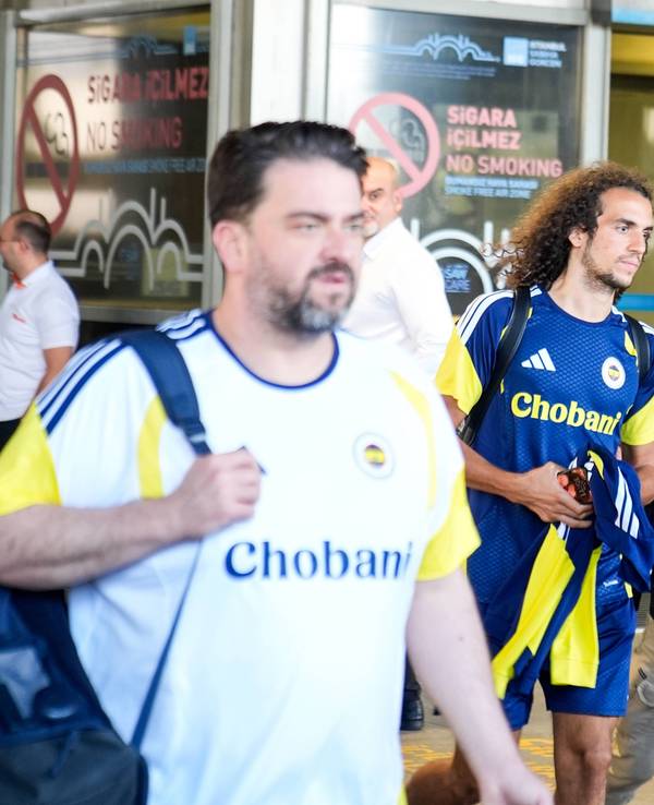 Der Reisetross von Fenerbahce Istanbul kommt nach der Qualifikation zur Champions League am Flughafen an.
