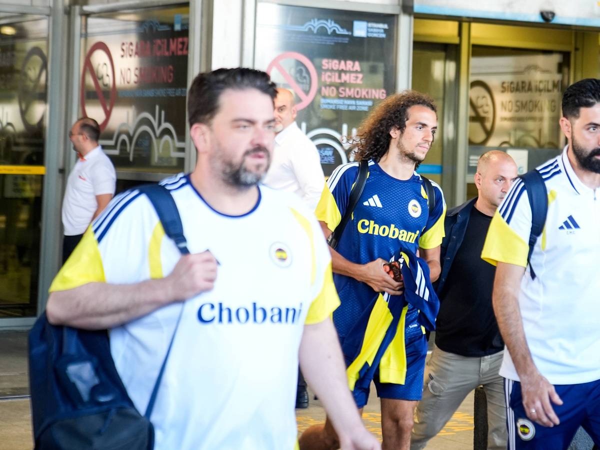 Der Reisetross von Fenerbahce Istanbul kommt nach der Qualifikation zur Champions League am Flughafen an.