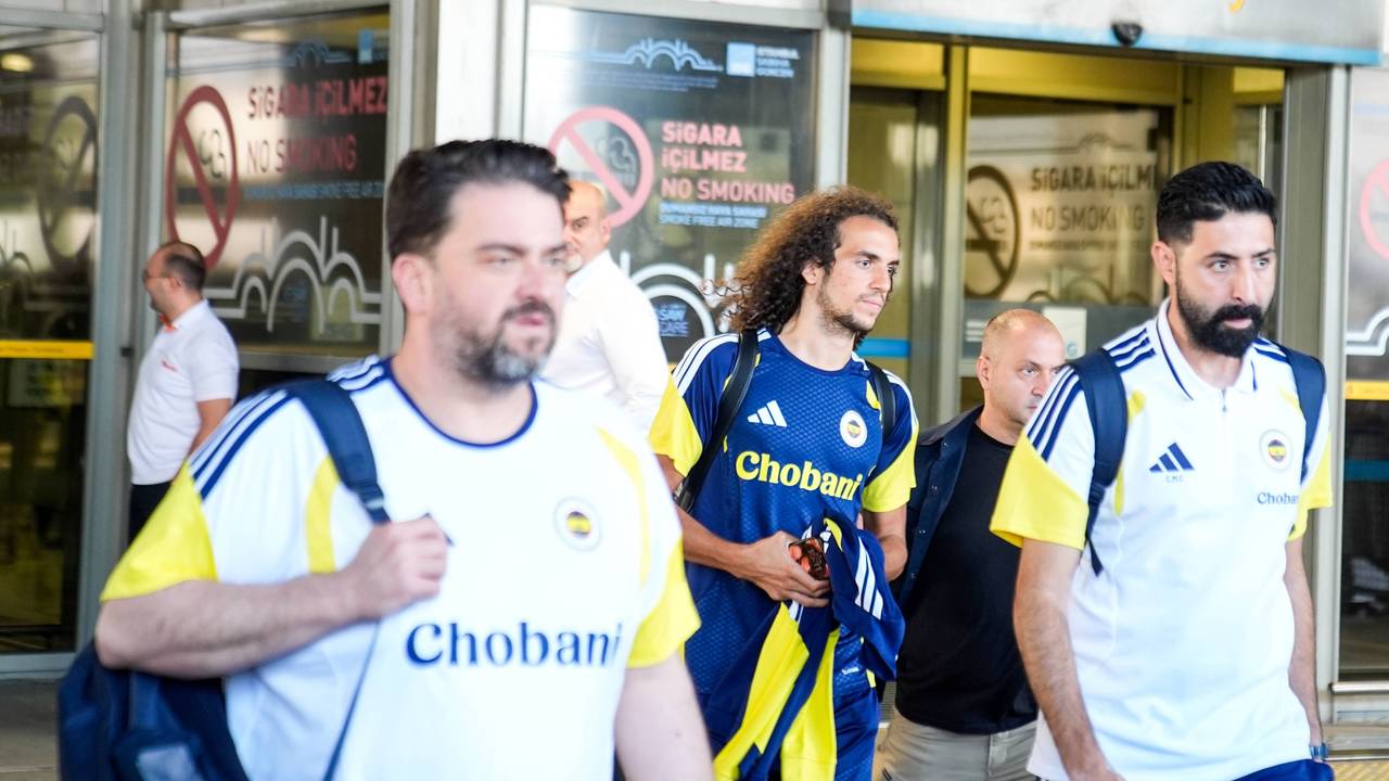 Der Reisetross von Fenerbahce Istanbul kommt nach der Qualifikation zur Champions League am Flughafen an.
