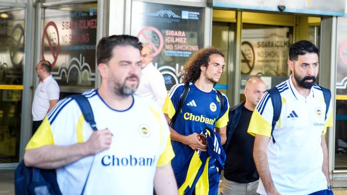 Der Reisetross von Fenerbahce Istanbul kommt nach der Qualifikation zur Champions League am Flughafen an.