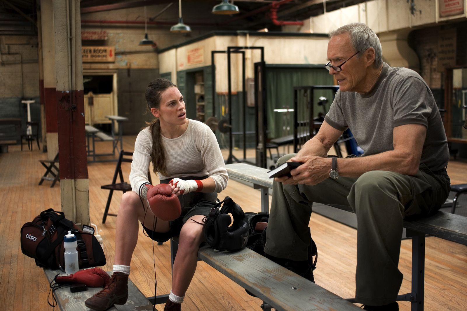 Frank Dunn (Clint Eastwood) weigert sich zunächst, die ambitionierte Boxerin Maggie (Hilary Swank) zu trainieren.  (Bild: ZDF / Merie W. Wallace)