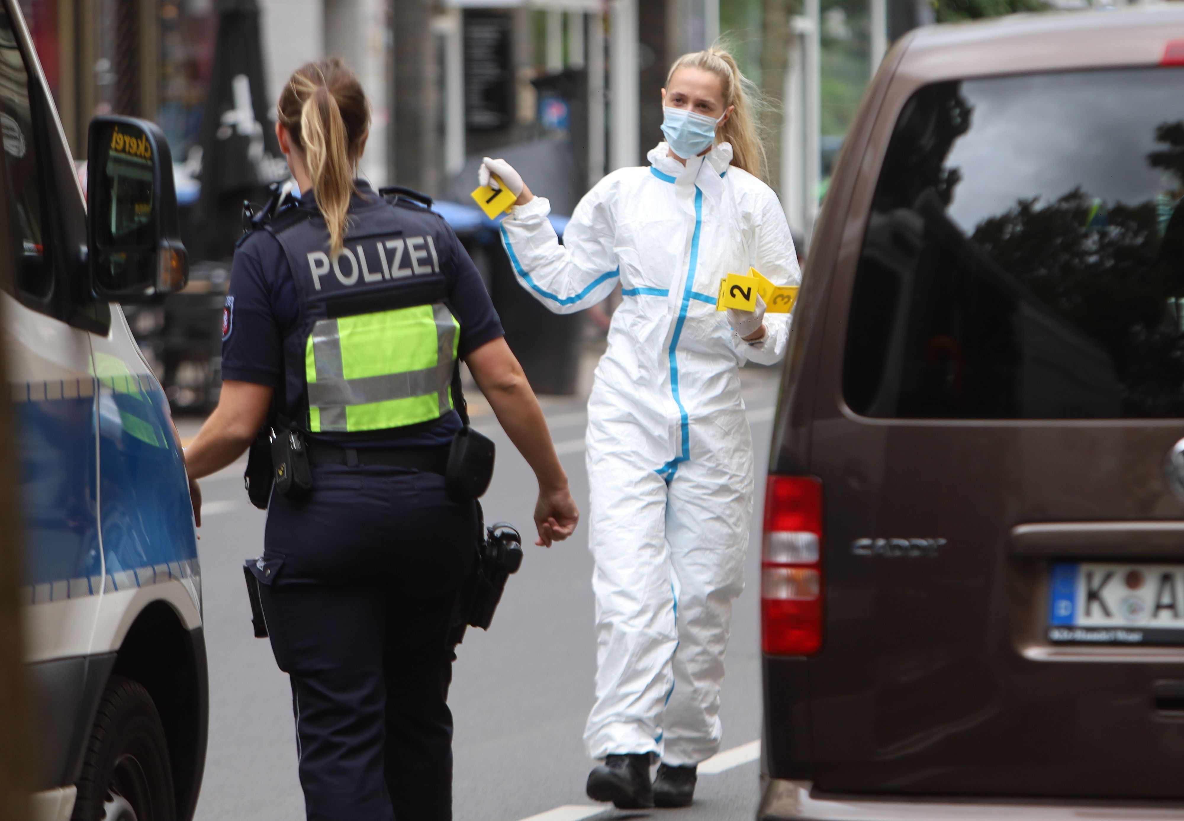Einsatzkräfte der Polizei bei der Spurensuche (Symbolfoto)