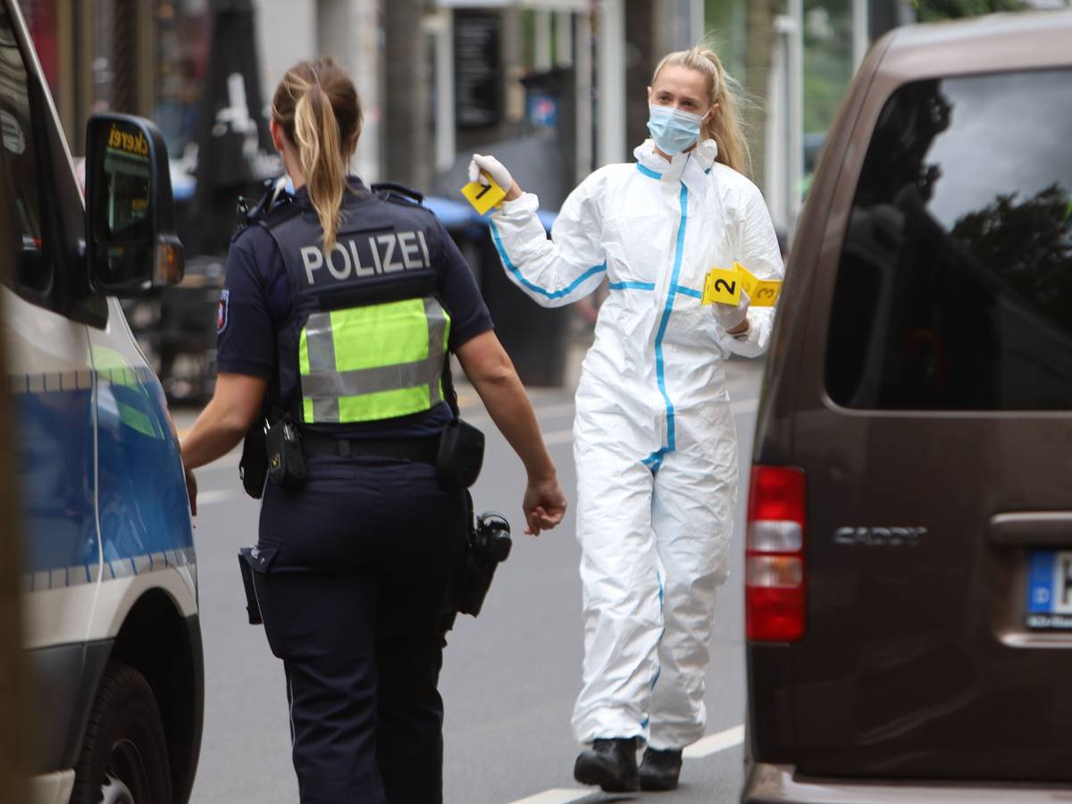 Einsatzkräfte der Polizei bei der Spurensuche (Symbolfoto)