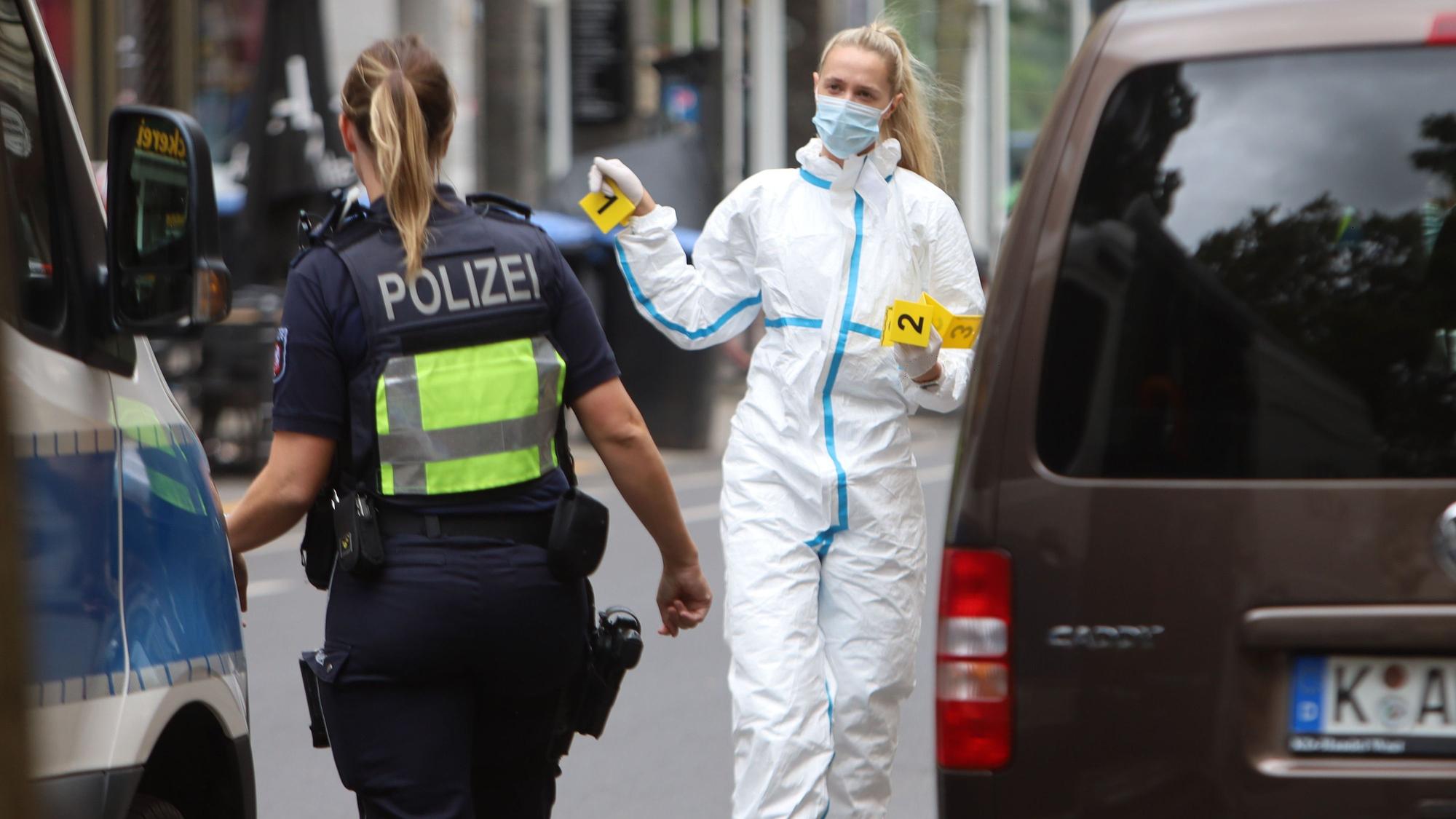 Einsatzkräfte der Polizei bei der Spurensuche (Symbolfoto)