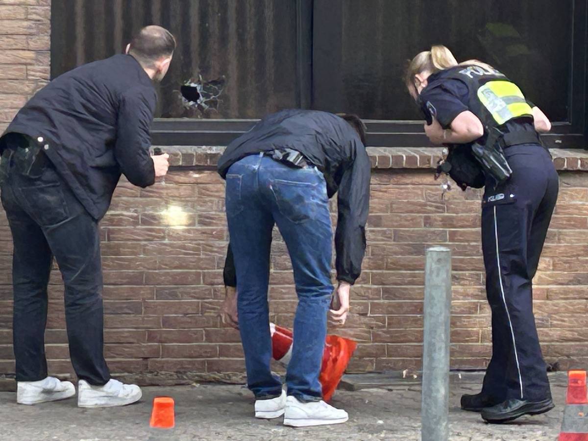 Einsatzkräfte der Polizei arbeiten am Tatort. Erneut gab es Schüsse auf einen Gastronomiebetrieb in Köln: Im Stadtteil Ostheim ist eine Bar beschossen worden.