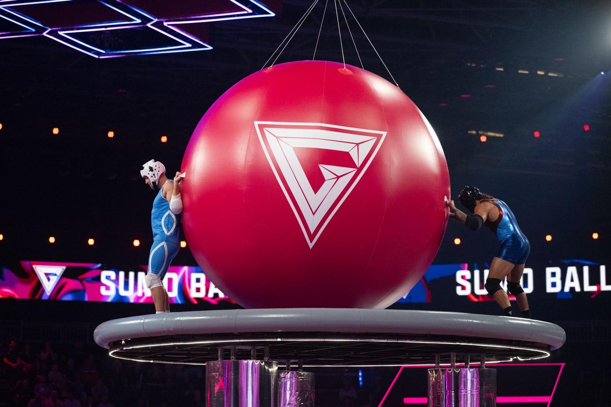 Uli (links) könnte optisch ein Verwandter von Jason Statham sein. Und wie der Hollywood-Held ist Uli ein harter Brocken - bei „Sumo Ball“ zu hart für Gladiator Beast. (Bild: RTL/Pervin Inan-Serttas)
