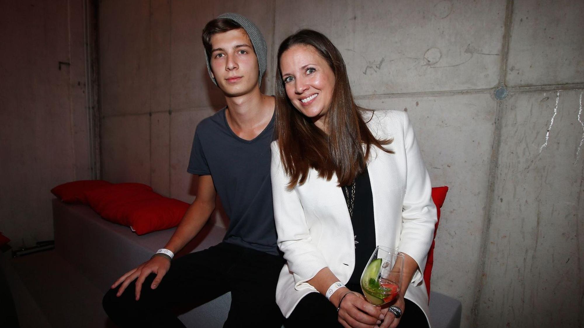 Bilder von Valentin Schweiger (hier 2014, mit Mutter Dana) sind selten. Auch von seinem Nachwuchs gibt es keinen fotografischen Beweis: Ende 2020 machte der heute 30-Jährige Til Schweiger zum Großvater. (Bild: Andreas Rentz/Getty Images for Turner Broadcasting System Deutschland)