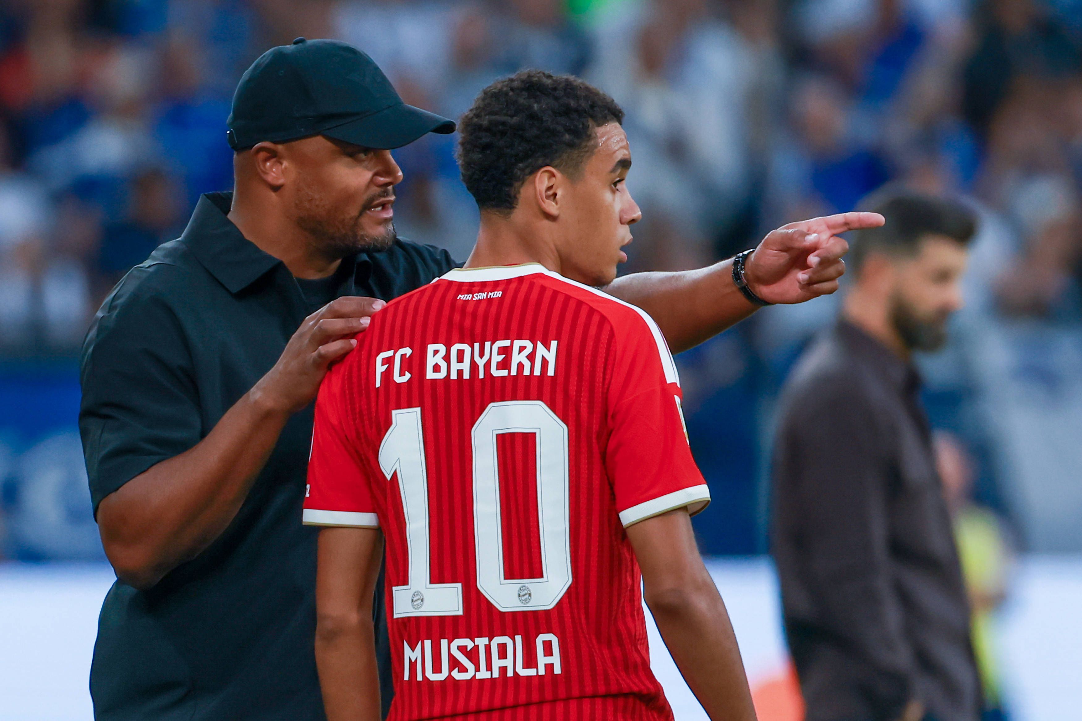 Vincent Kompany spricht mit Jamal Musiala.