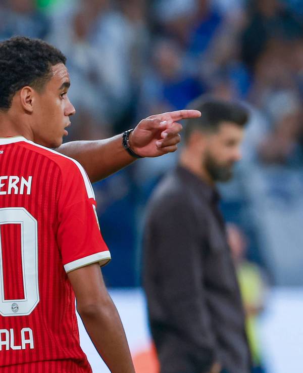 Vincent Kompany spricht mit Jamal Musiala.