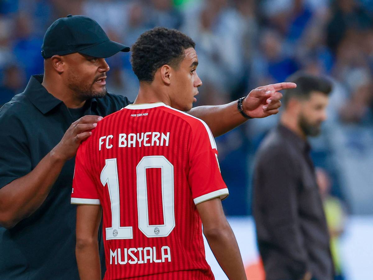 Vincent Kompany spricht mit Jamal Musiala.