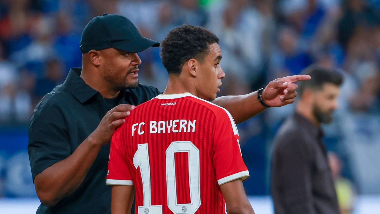 Vincent Kompany spricht mit Jamal Musiala.