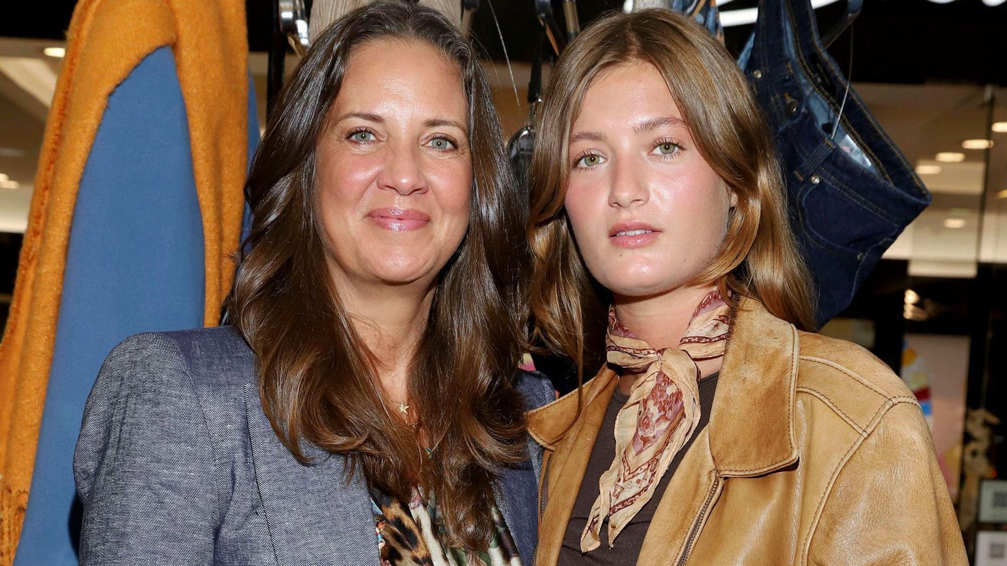 Falls es mit der Schauspielkarriere nicht klappt, hat Lilli Schweiger (rechts, mit Mutter Dana) noch einen Plan B. Sie wolle eine Tischlerlehre beginnen, erzählte sie im Januar 2020 der „Bild“. (Bild: IMAGO / Future Image)