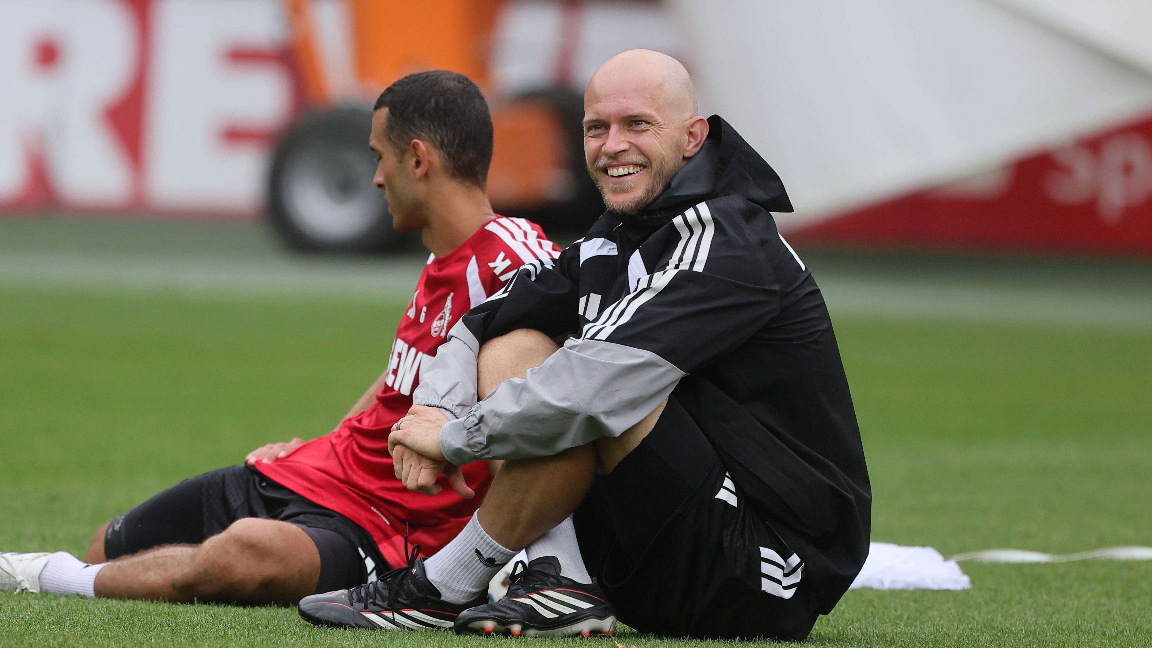 René Wagner sitzt im FC-Training neben Ellyes Skhiri.