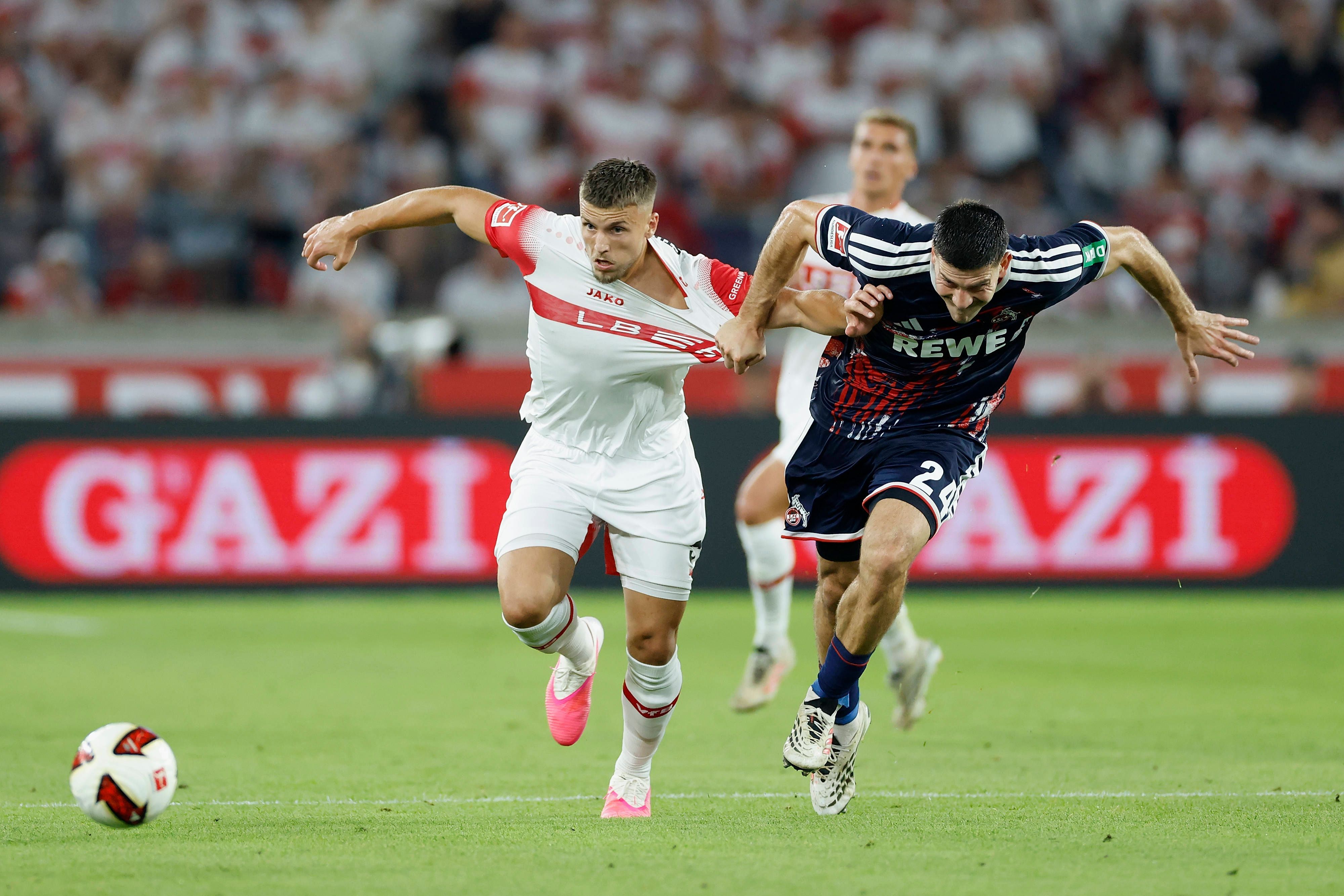 Kölns Luka Lochoshvili kann Stuttgarts Ermedin Demirovic vor dem 3:0 nicht halten.