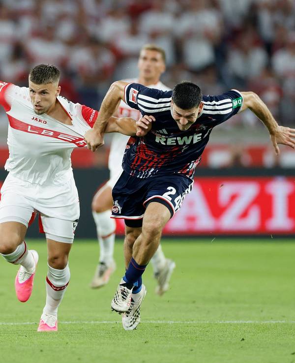 Kölns Luka Lochoshvili kann Stuttgarts Ermedin Demirovic vor dem 3:0 nicht halten.