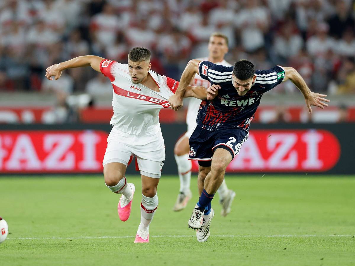 Kölns Luka Lochoshvili kann Stuttgarts Ermedin Demirovic vor dem 3:0 nicht halten.