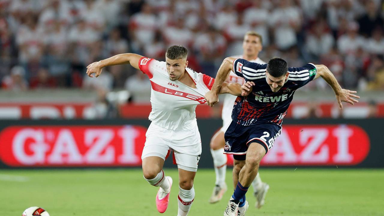 Kölns Luka Lochoshvili kann Stuttgarts Ermedin Demirovic vor dem 3:0 nicht halten.