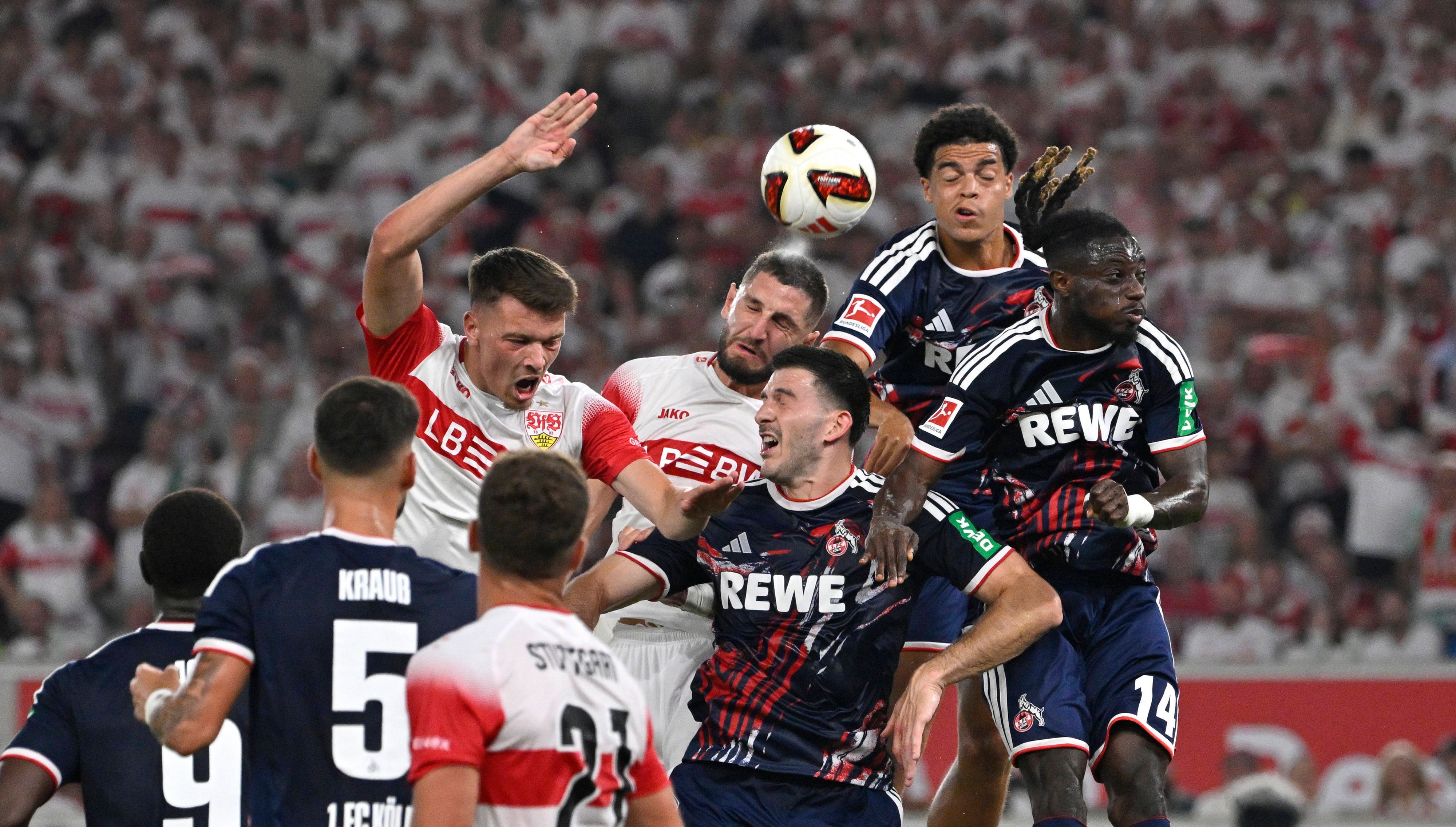Strafraumszene beim Bundesliga-Spiel des 1. FC Köln beim VfB Stuttgart.