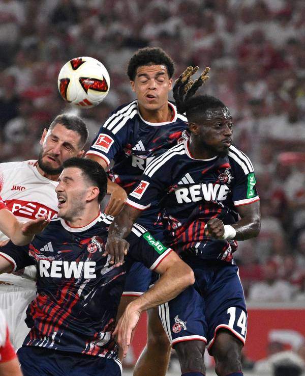 Strafraumszene beim Bundesliga-Spiel des 1. FC Köln beim VfB Stuttgart.