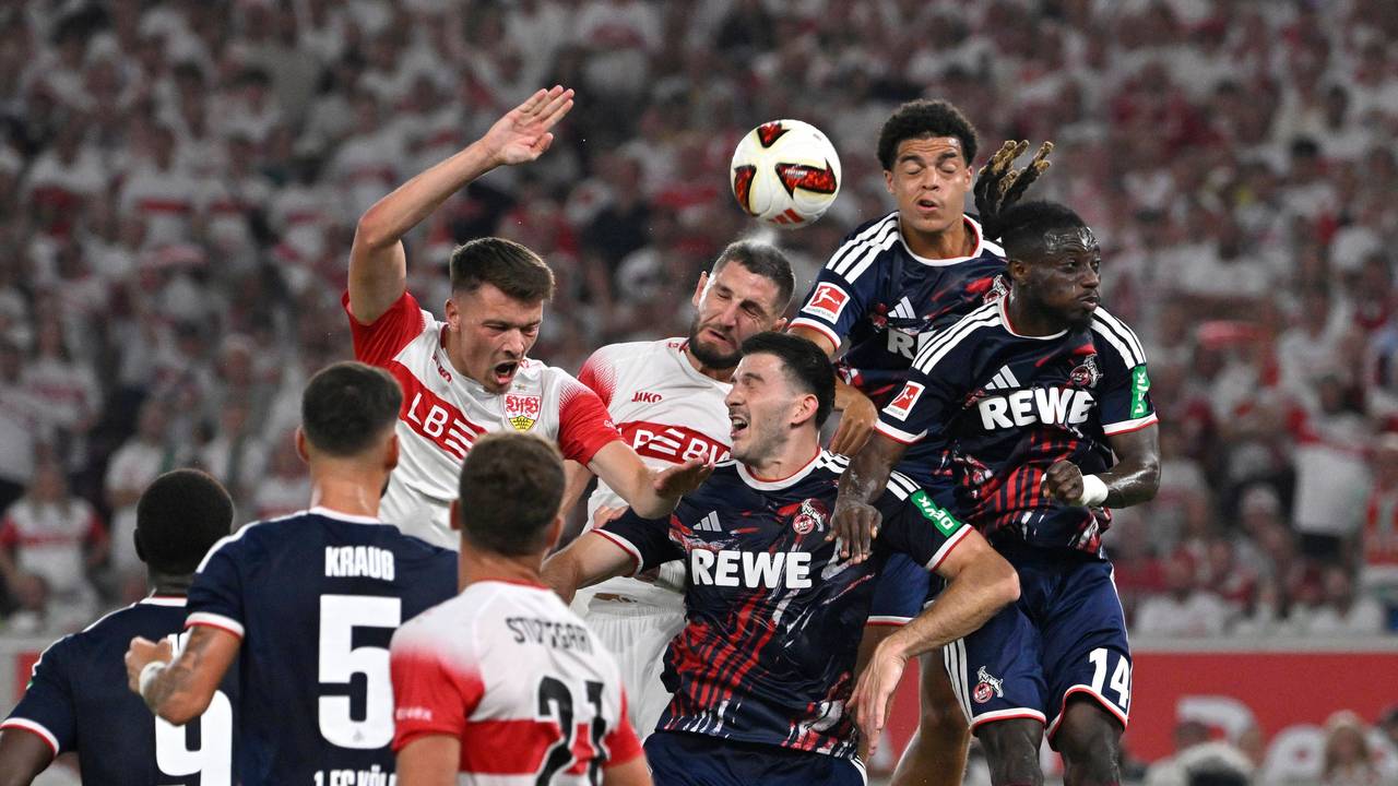 Strafraumszene beim Bundesliga-Spiel des 1. FC Köln beim VfB Stuttgart.