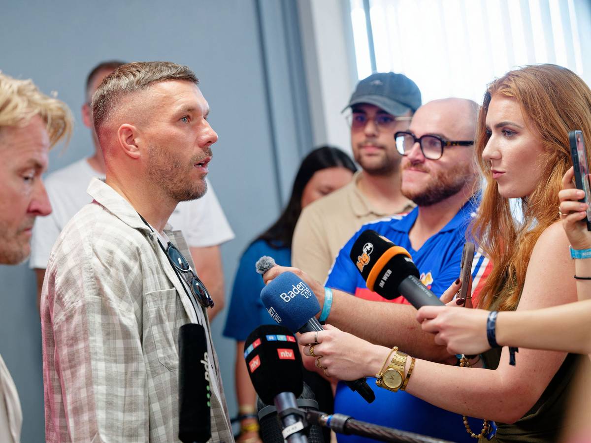 Markus Krampe (l), Organisator des Festivals, und Lukas Podolski beantworten Fragen bei einer Pressekonferenz beim Glücksgefühle-Festival auf dem Hockenheimring.