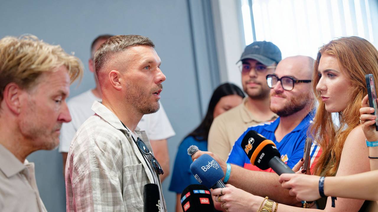 Markus Krampe (l), Organisator des Festivals, und Lukas Podolski beantworten Fragen bei einer Pressekonferenz beim Glücksgefühle-Festival auf dem Hockenheimring.