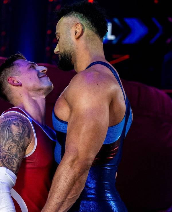 Athletik und Kraft sind das eine, Show das andere: Als sich Gladiator Giant (2,01 Meter) vor Contender Niklas (1,77 Meter) aufbaute, sollte das dramatisch wirken. Aber nicht nur Niklas (links) musste grinsen. (Bild: RTL/Pervin Inan-Serttas)