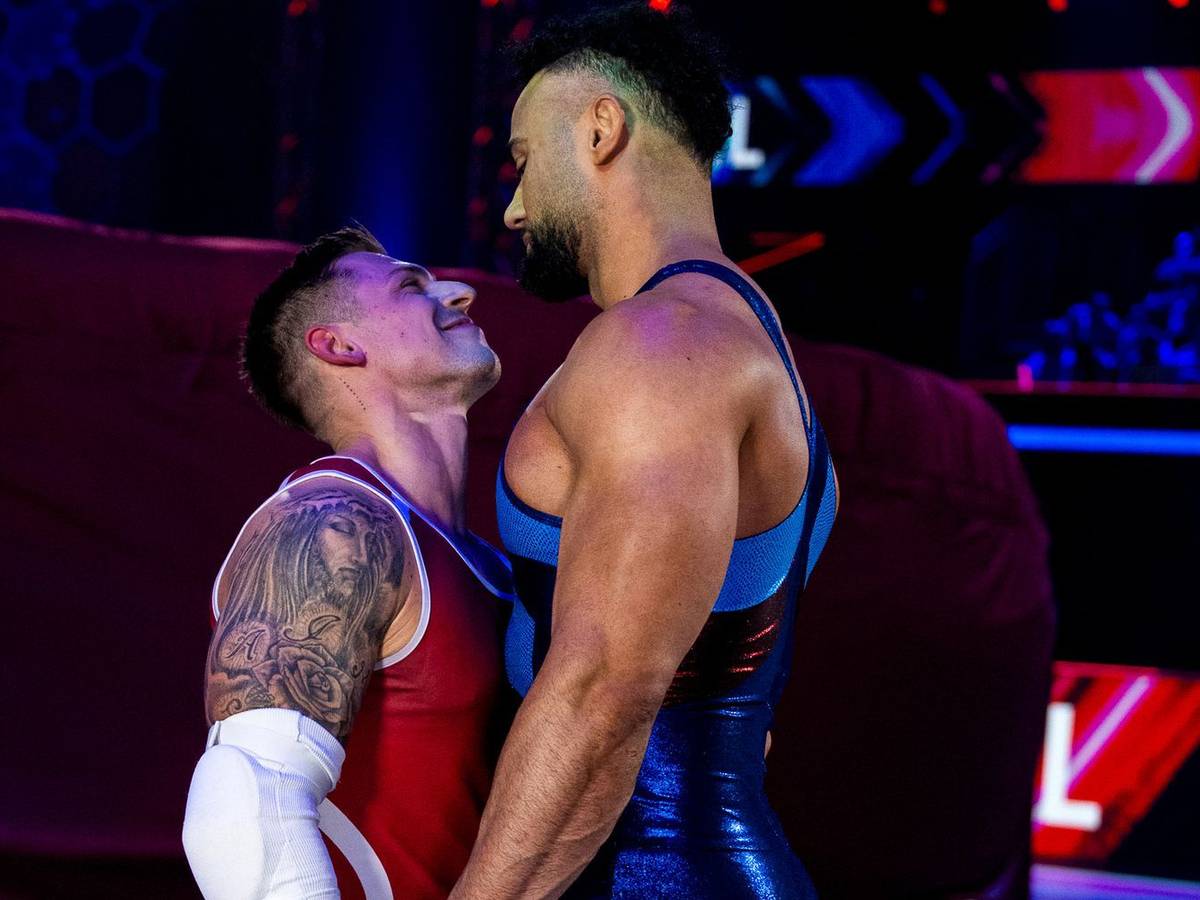 Athletik und Kraft sind das eine, Show das andere: Als sich Gladiator Giant (2,01 Meter) vor Contender Niklas (1,77 Meter) aufbaute, sollte das dramatisch wirken. Aber nicht nur Niklas (links) musste grinsen. (Bild: RTL/Pervin Inan-Serttas)