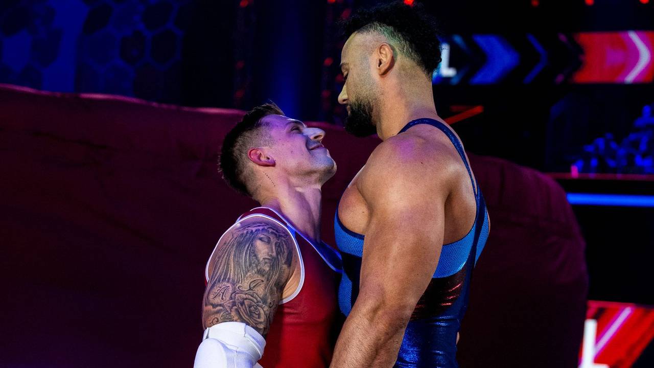 Athletik und Kraft sind das eine, Show das andere: Als sich Gladiator Giant (2,01 Meter) vor Contender Niklas (1,77 Meter) aufbaute, sollte das dramatisch wirken. Aber nicht nur Niklas (links) musste grinsen. (Bild: RTL/Pervin Inan-Serttas)