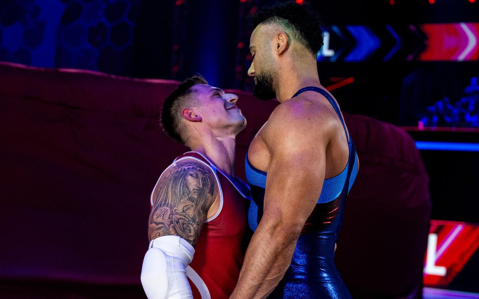 Athletik und Kraft sind das eine, Show das andere: Als sich Gladiator Giant (2,01 Meter) vor Contender Niklas (1,77 Meter) aufbaute, sollte das dramatisch wirken. Aber nicht nur Niklas (links) musste grinsen. (Bild: RTL/Pervin Inan-Serttas)