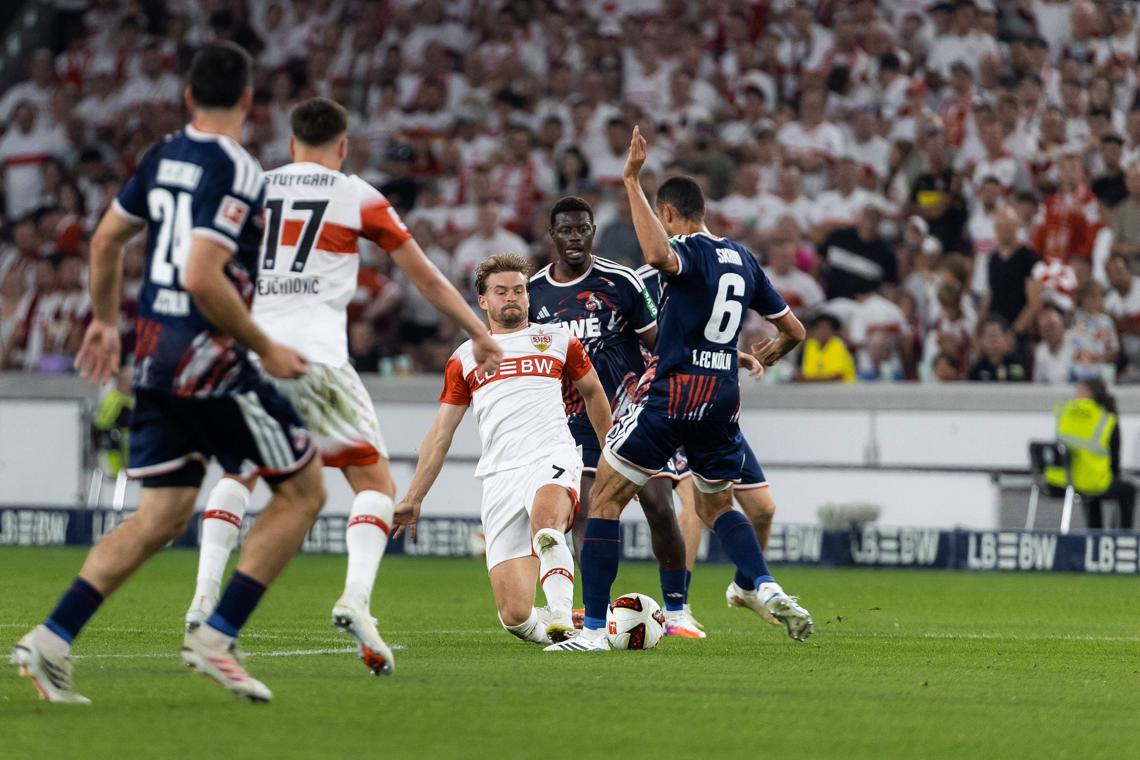 Zweikampf zwischen Ellyes Skhiri und Maximilian Mittelstädt.
