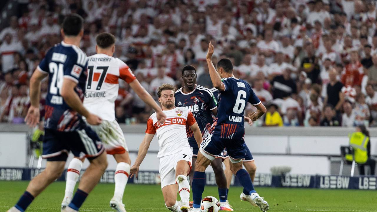 Zweikampf zwischen Ellyes Skhiri und Maximilian Mittelstädt.